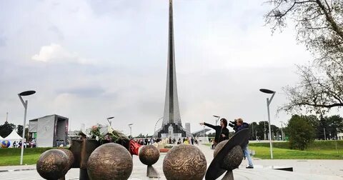 Памятник дню космонавтики