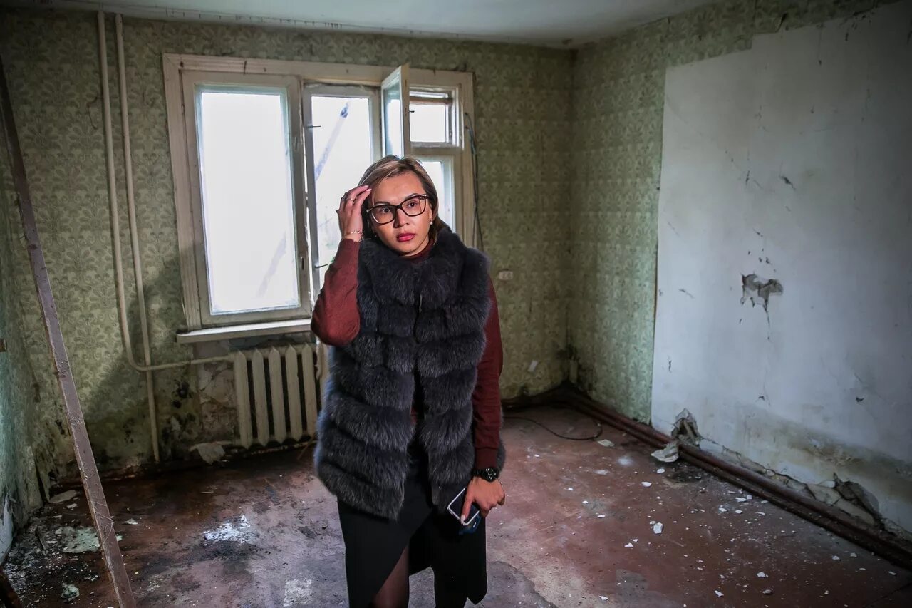 Убитая квартира. Убитая и отремонтированная квартира. Как продать убитую квартиру. Старая плохая квартира. Убитая комната.