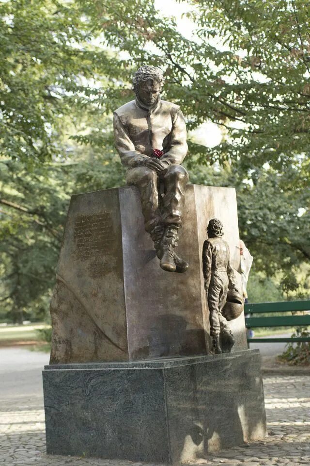 Памятник айртону сенне. Айртон сенна памятник. Айртон сенна памятник тамбурелло. Бронзовый памятник айртону сенне. Памятник айртону сенне в имоле.
