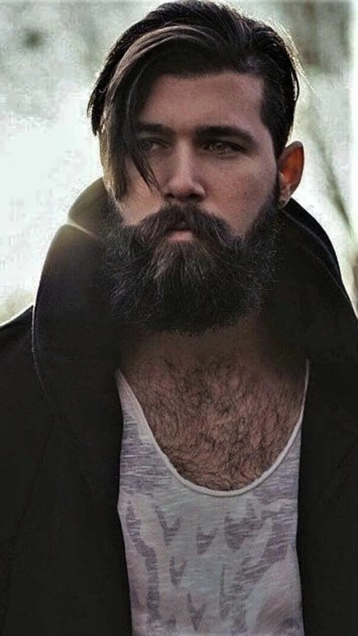 Бородатый мужик. Брутальный мужчина с бородой. Красивая борода.