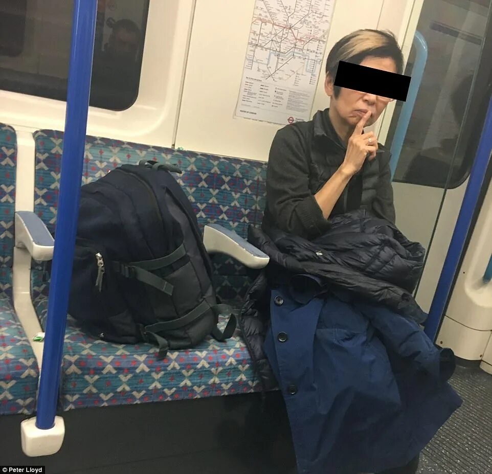 Оставили сумку в автобусе. Женщины в общественном транспорте. женщины в метро. ноги в транспорте. женщины с сумкой в автобусе.