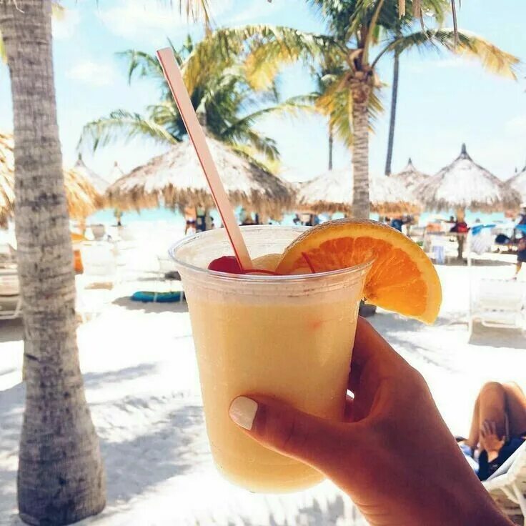 Drink travel. Девушка на шезлонге. Планы на лето. Путешественники с телефонов пьют воду. Коктейль на берегу моря.