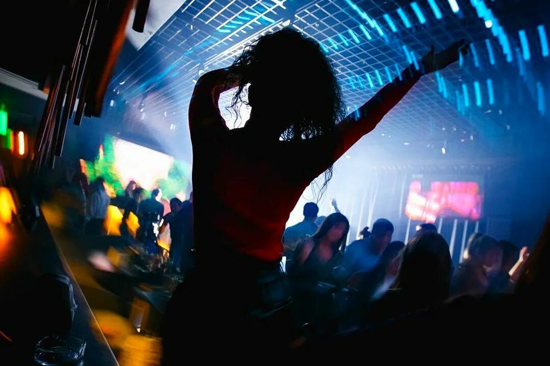 Клубная со словами. Девушка танцует в баре. Девушка в клубе. Девушка танцует в клубе. Танцуют в ночном баре.