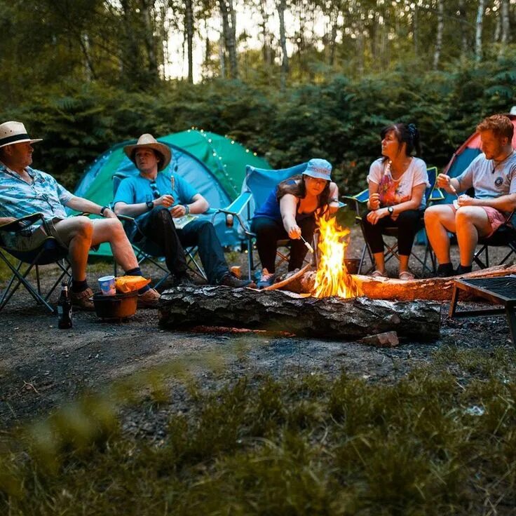 Camp mourning русский. Лагерь Eco Family Camp. Forest Eco Camp Picnic. Кемпинг люди. День кемпинга.