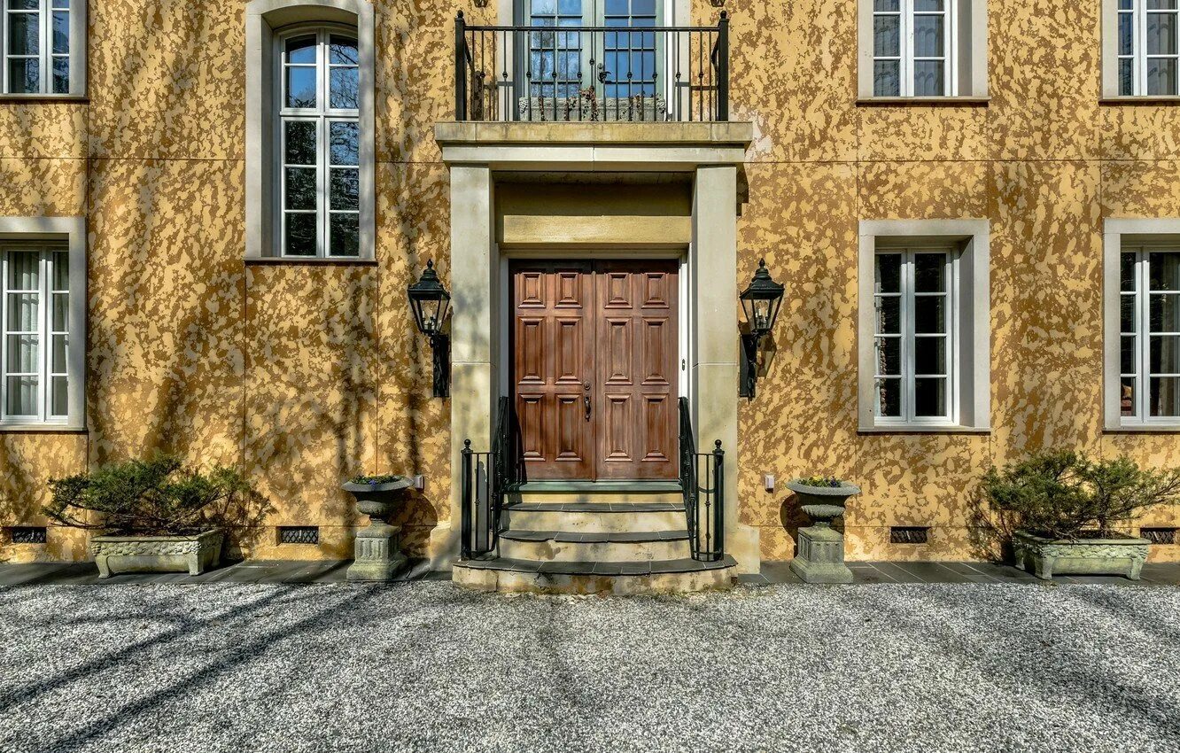 окрашенные фасады домов. италия здания улочка. экстерьер улицы. Paul smith в лондоне. окна на фасаде.