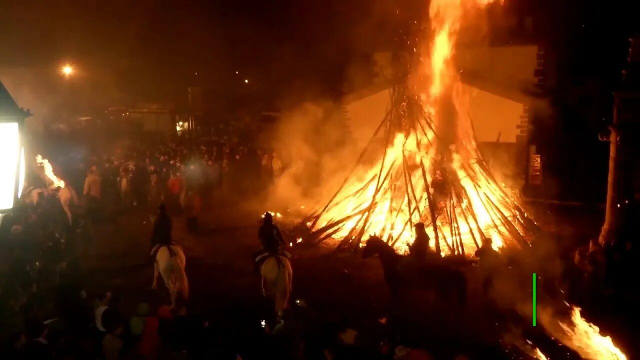 В испании сгорел. Горящая метла. Праздник Испании шабаш с огнем и большой козел Испания. Огонь от метлы.