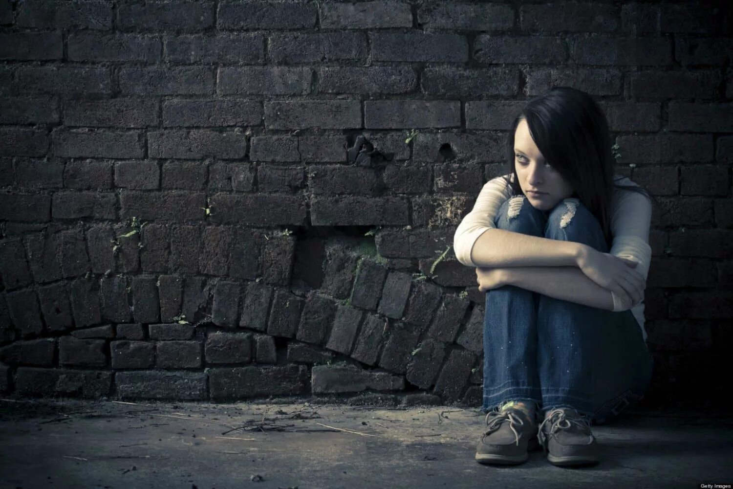 подросток сбежал из дома. подростковый возраст. печальный подросток. подросток сбежал из дома. несчастная девушка.