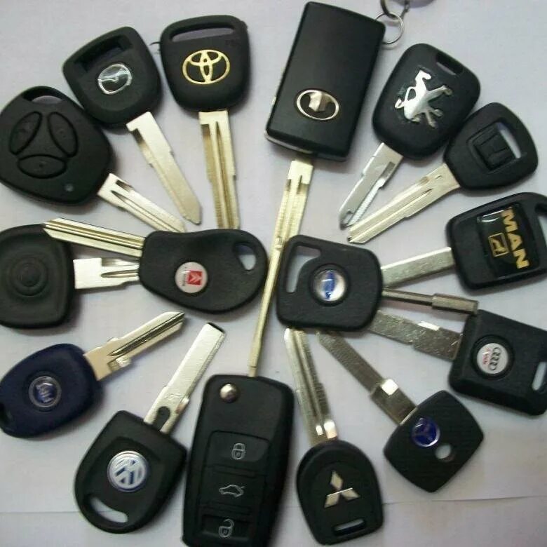 Где можно ключ сделать машины. Ключ автомобильный. Ключи от автомобиля. Автоключи с чипом. Чип ключ для автомобиля.