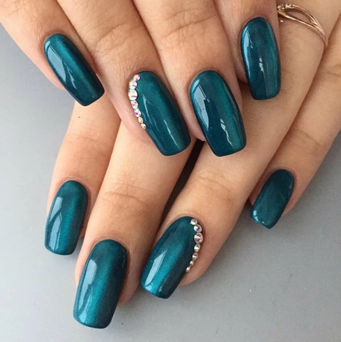Маникюр сине зеленый цвета. Маникюр в сине зеленых тонах. Изумрудно синий маникюр. Маникюр темно-зеленый с синим. Маникюр сине зеленый цвета.