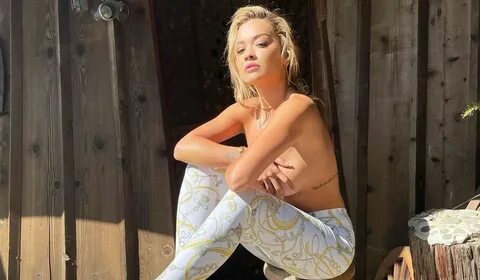 Rita Ora, das críticas de mostrar muito o peito ao apanhar sol sem pudores ...