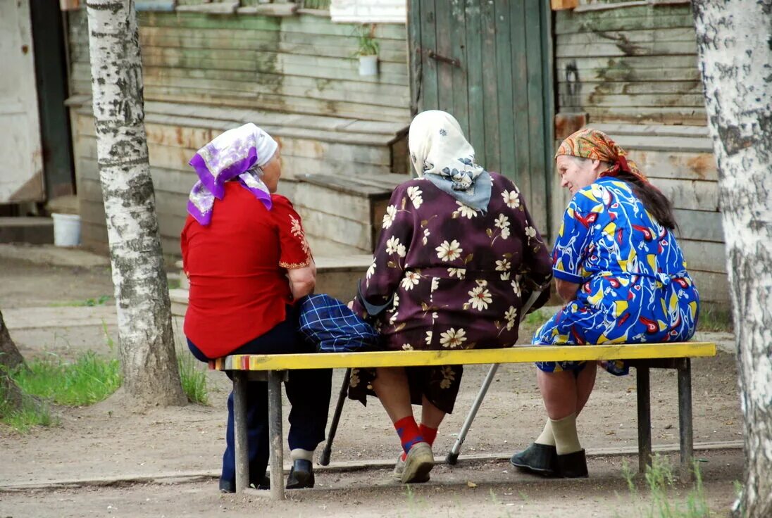 Бабушки на лавочке. Старушка на скамейке. Бабки с семечками на лавке. Бабки на скамейке. Бабушка пописала