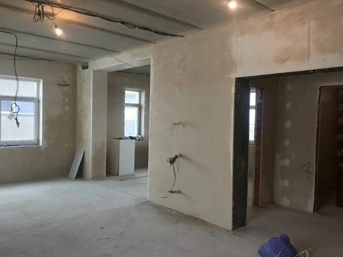 механизированное нанесение штукатурки. отделка стен ротбандом. штукатурка стен белгород. стройка отделка. машинная штукатурка.