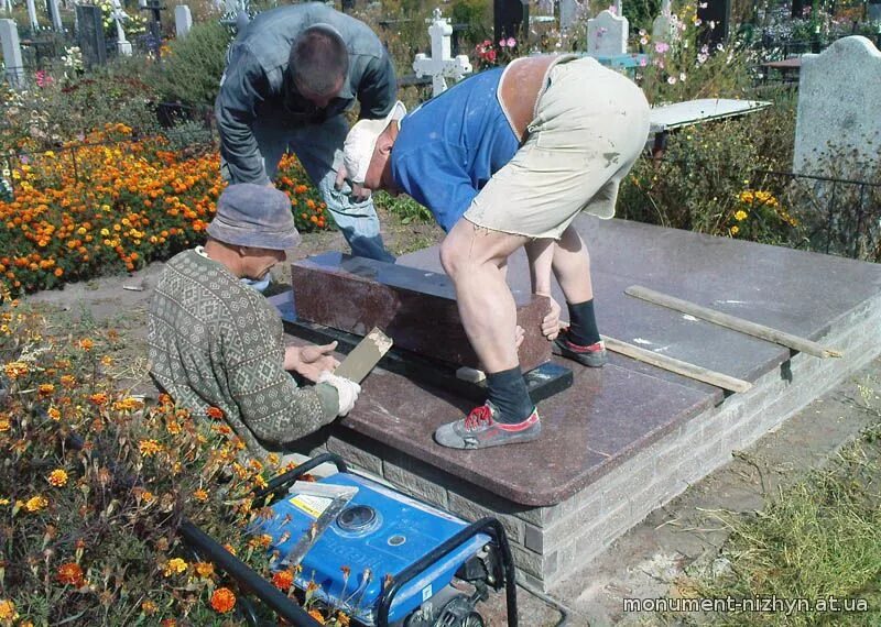 Чем можно приклеить памятник. На что приклеить памятник. клей для гранитных памятников. клей для установки памятника из гранита. клей для установки памятника на могилу.