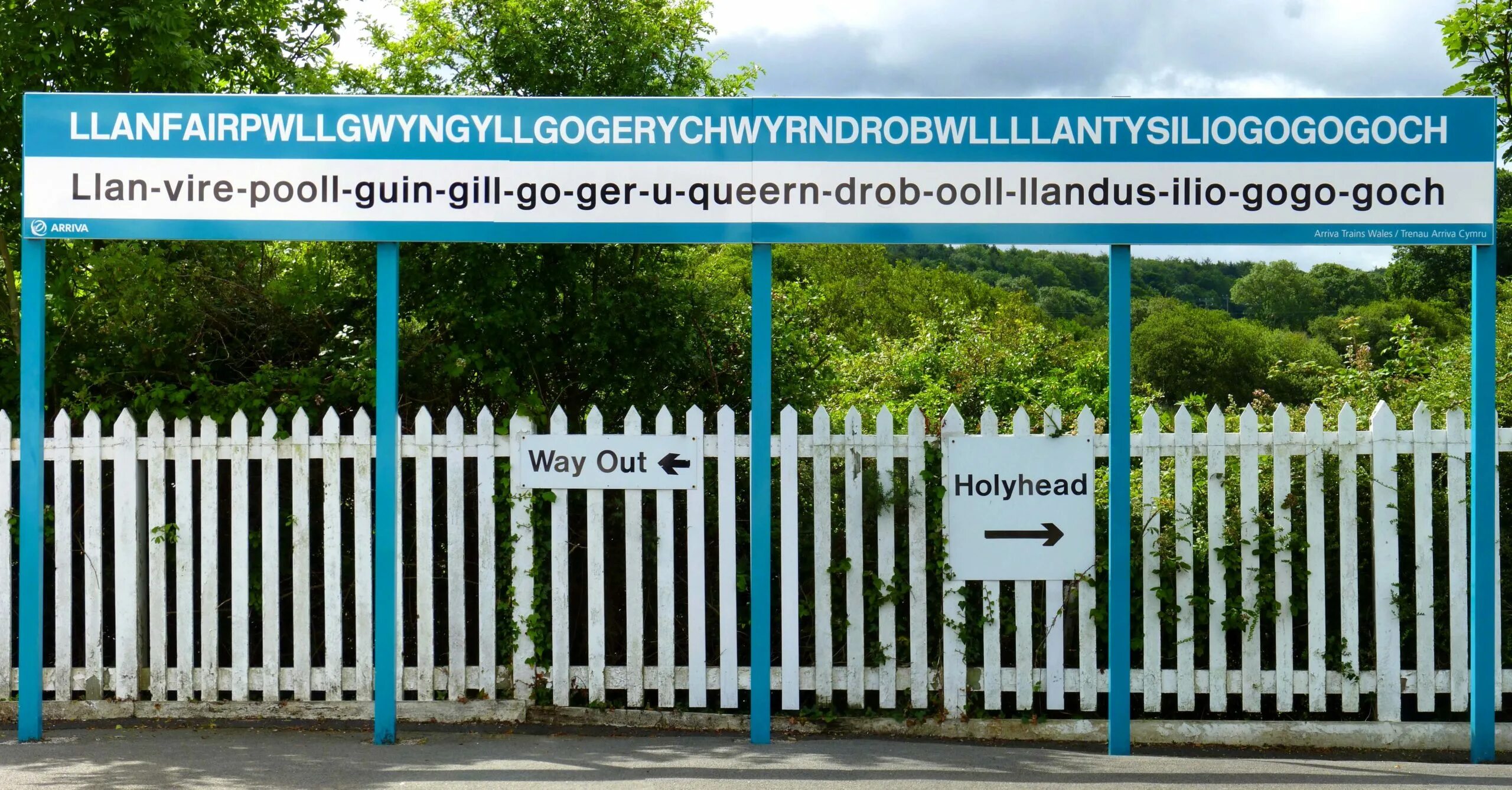 Деревня в Уэльсе с длинным названием. Самое длинное название города в Уэльсе. Самое длинное валлийское название. Самое длинное название города.