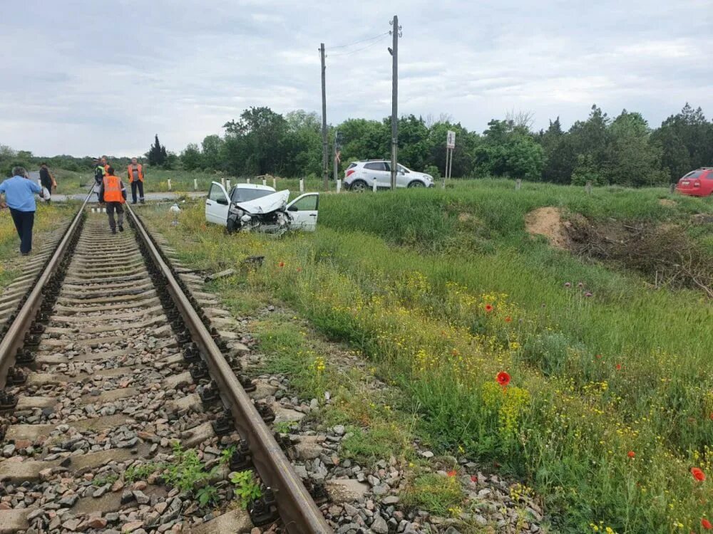 18 мая поезд. Железнодорожный переезд. Авария на железной дороге.