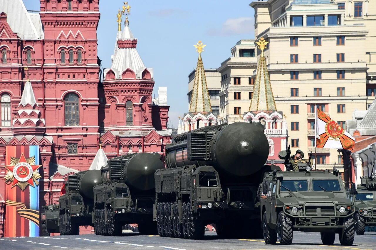 Красная площадь военная техника. Парад Победы на красной площади. 9 Мая парад Победы красной площади. Парад на красной площади 9 мая. Ярс на красной площади.