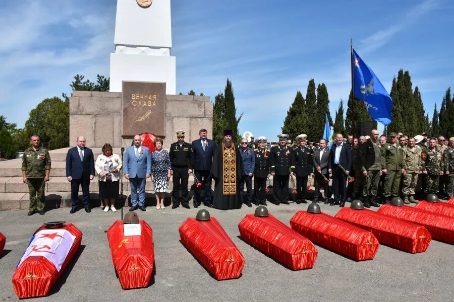 Севастополь похоронили. Мемориальное кладбище Севастополь. Мемориалы в городах героях. Памятники ВОВ В Севастополе. Памятник защитникам Севастополя.