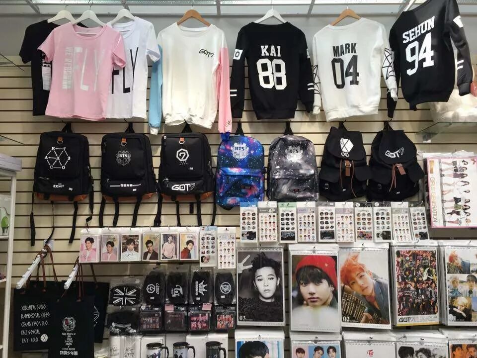 Магазин k pop альбомов. K-pop мерч (бтс). k-pop магазин в москве bts. к-поп магазин в москве бтс. корейские магазины в москве k-pop.