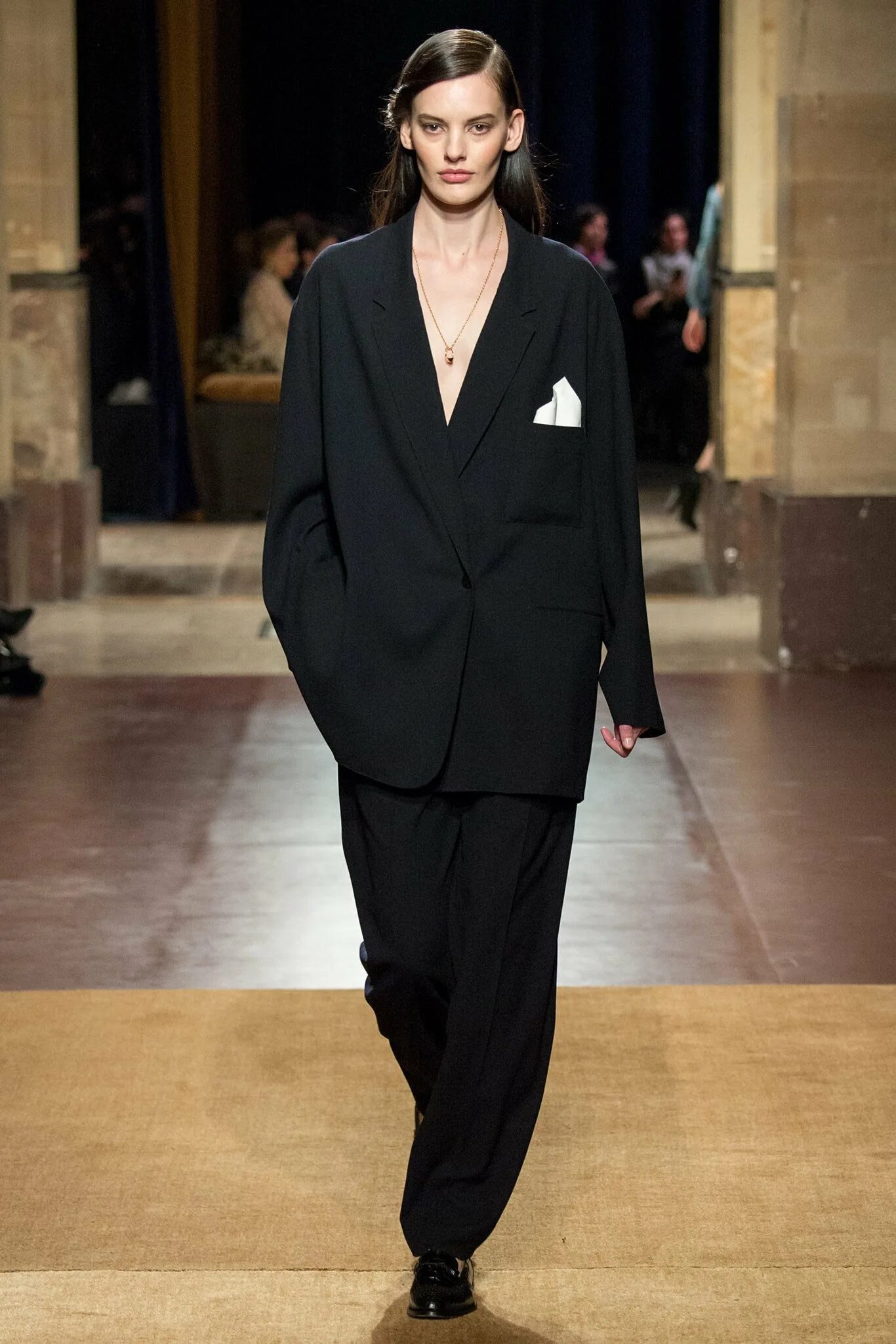 Брючный костюм женский с кроссовками. Женский пиджак мужского кроя. Брючный костюм оверсайз женский. Женский костюм в мужском стиле. Оверсайз костюм женский классический.