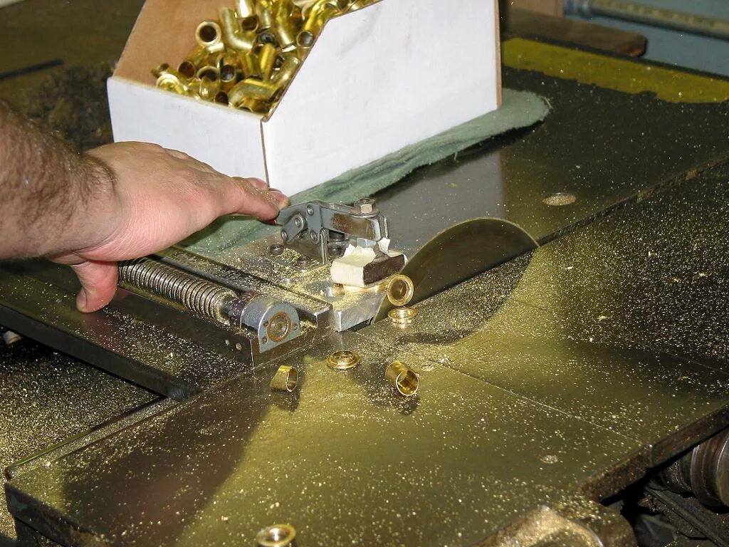 режем латунь. станок для производства заготовок из листа латуни. режем латунь. чпу гравировка по металлу. режем латунь.