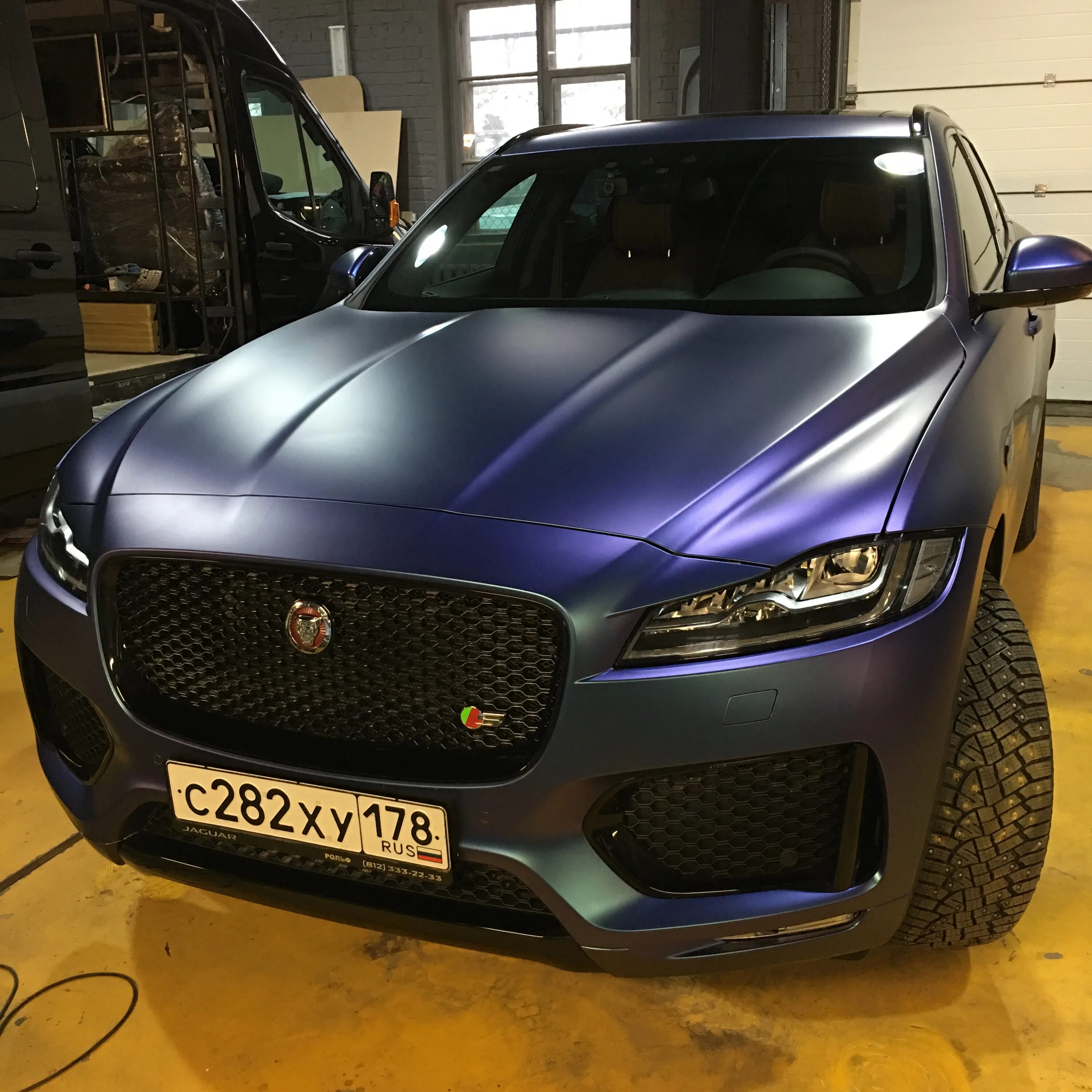 Обтянуть матовой пленкой. Jaguar f Pace в пленке. F Pace Jaguar матовый. Ягуар XF 2021 черный матовый. Матовый Ягуар XF.