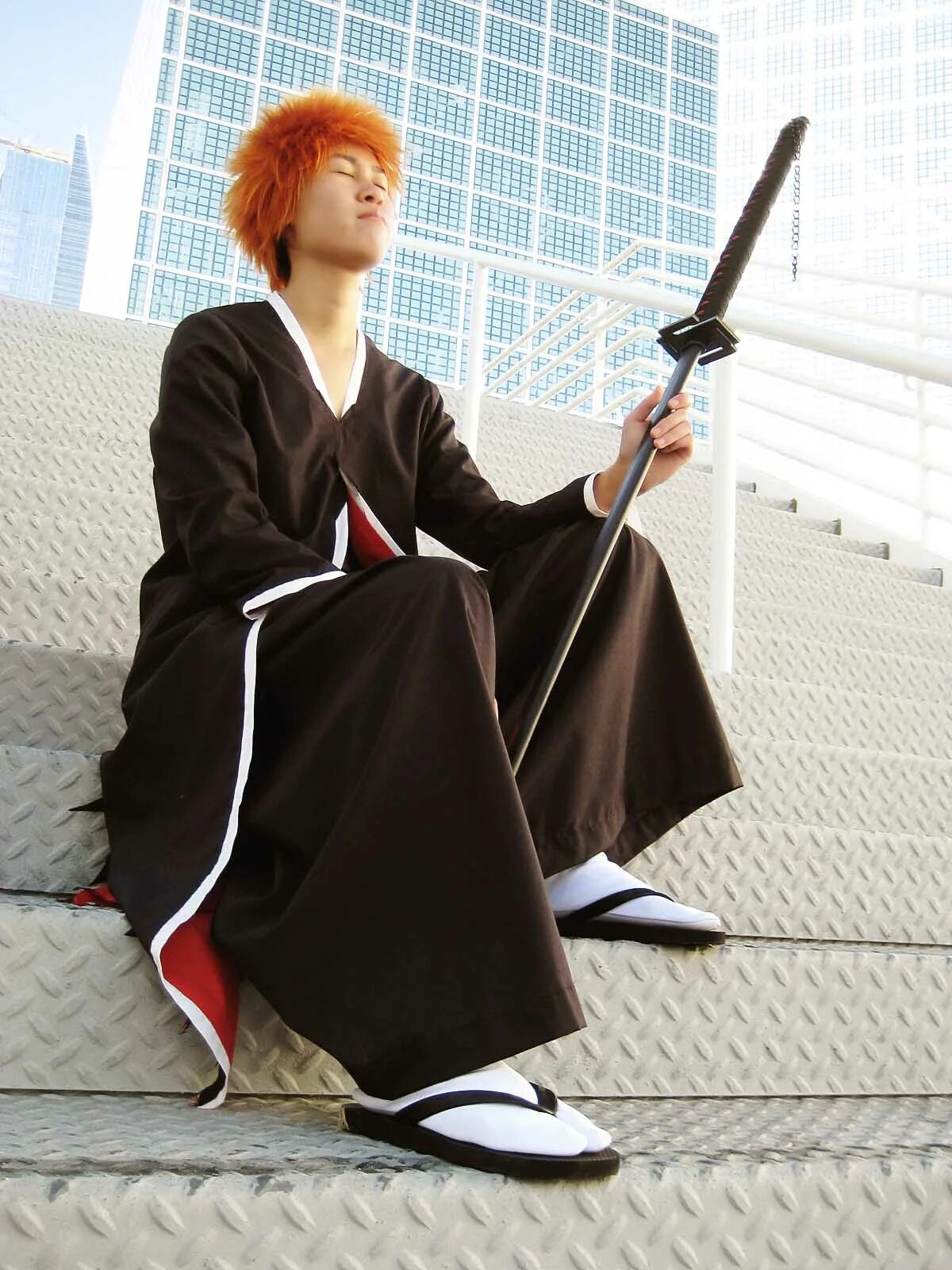 Bleach cosplay. Ичиго Куросаки косплей. Косплей Блич Ичиго. Ichigo Kurosaki Cosplay. Ичиго косплей.