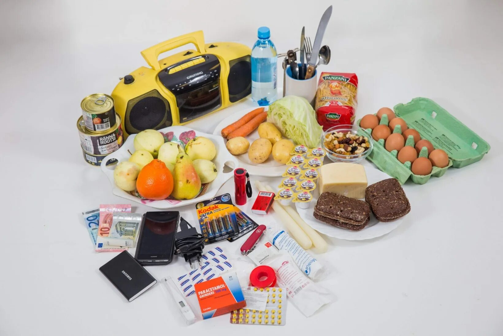 Техника первой необходимости. Предметы первой необходимости. Набор продуктов и вещей. Набор предметов первой необходимости. Вещи продукты первой необходимости.