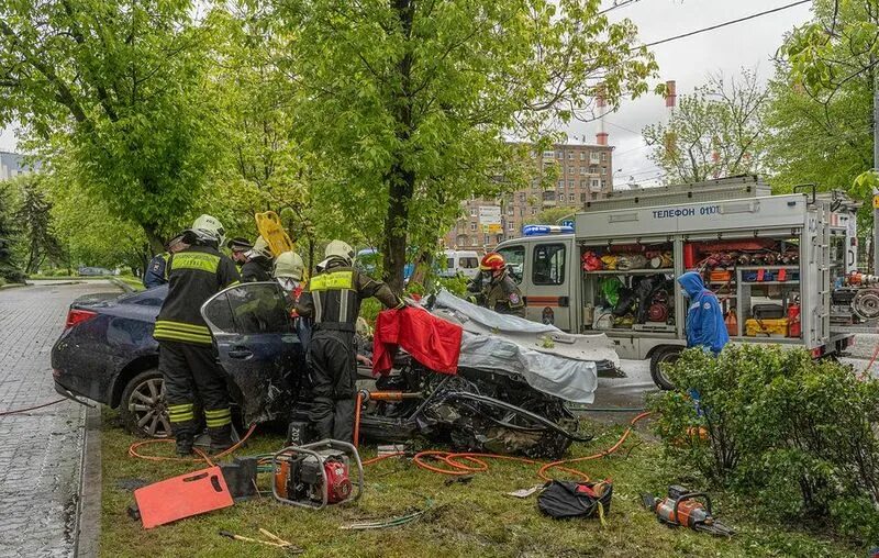 Сводка чп. Авария на Вавилова сегодня. Авария на Вавилова сегодня Москва. Автомобиль врезался в остановку на ул свободы. Пожар на Суворовском бульваре.