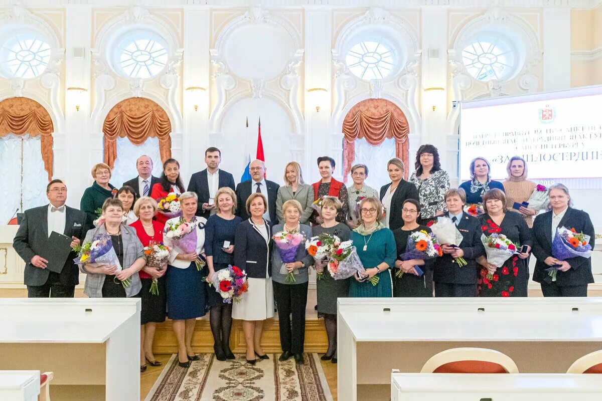 Нагрудный знак за Милосердие губернатора Санкт-Петербурга. Награждение в Смольном в 2019 году. В Смольном вручены губернаторские знаки «за Милосердие».