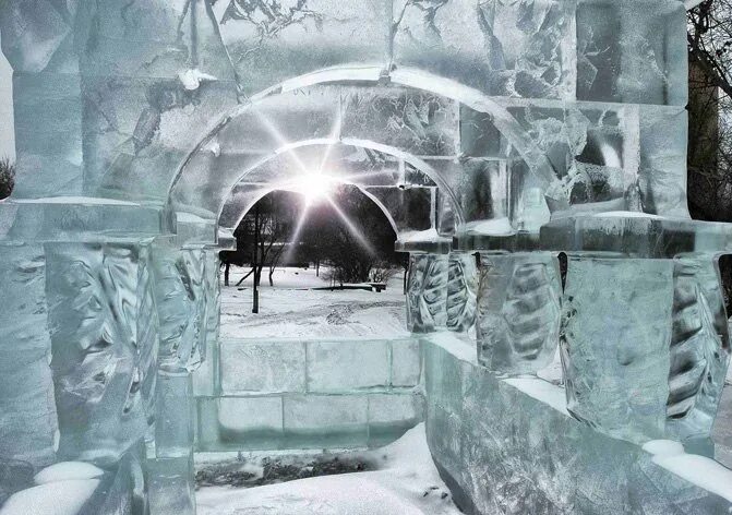 В каком городе снимали хрустальный. Высоцкий замок хрустальный. хрустальный дом. дом из хрусталя. дом хрустальный на горе.