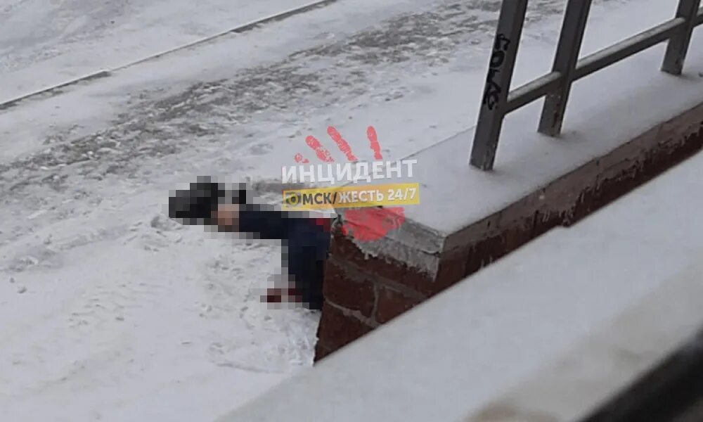 Выполнили выпал. Человек выпал из окна в омске. цивильск выпал человек с окна 4 этажа.