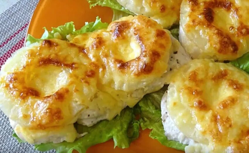 Рецепты куриное филе под сыром. Филе куриное с ананасом под сыром. курица с ананасами в духовке под сыром. куриная грудка с ананасами и сыром в духовке. филе с ананасами и сыром в духовке.