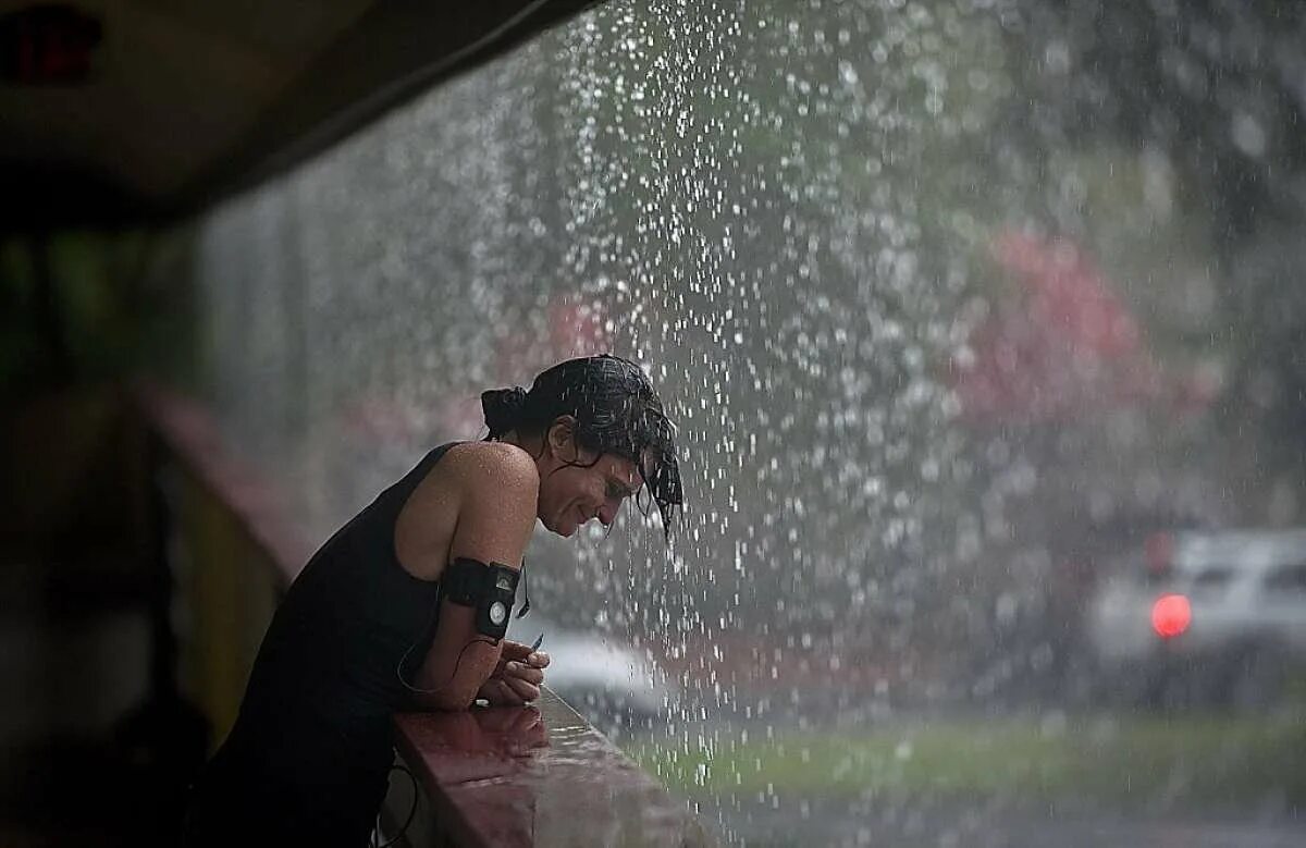 Rain фото. Дождь. Женщина под дождем. Девушка дождь. Летний ливень.