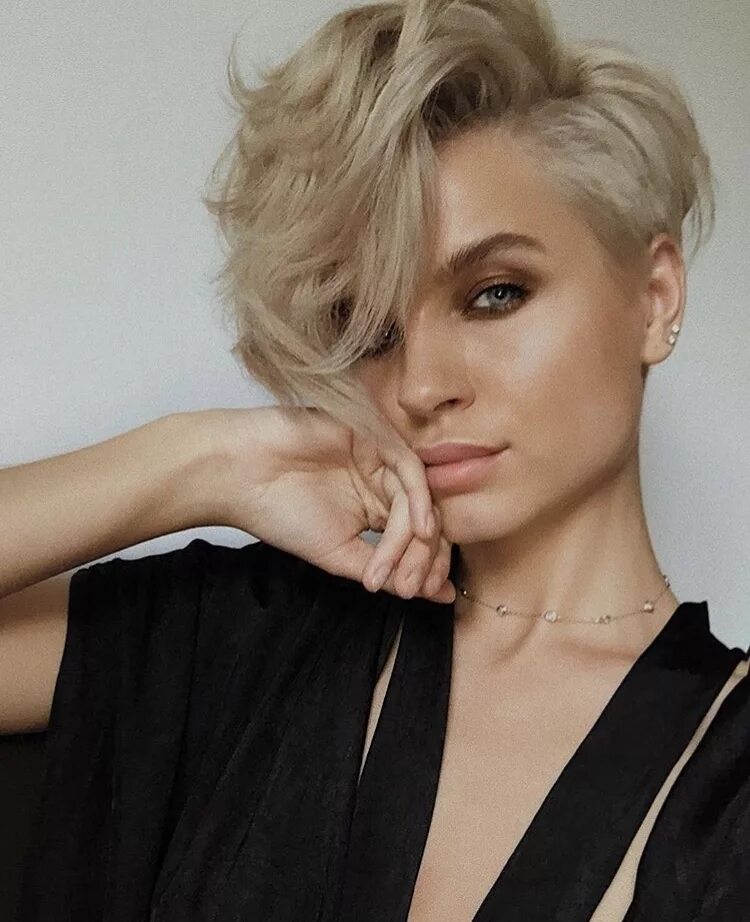 укладки асимметричный пикси боб. короткий блонд. окрашивание блонд на короткие волосы. пикси боб блонд 2020. шейда фэшиониста.