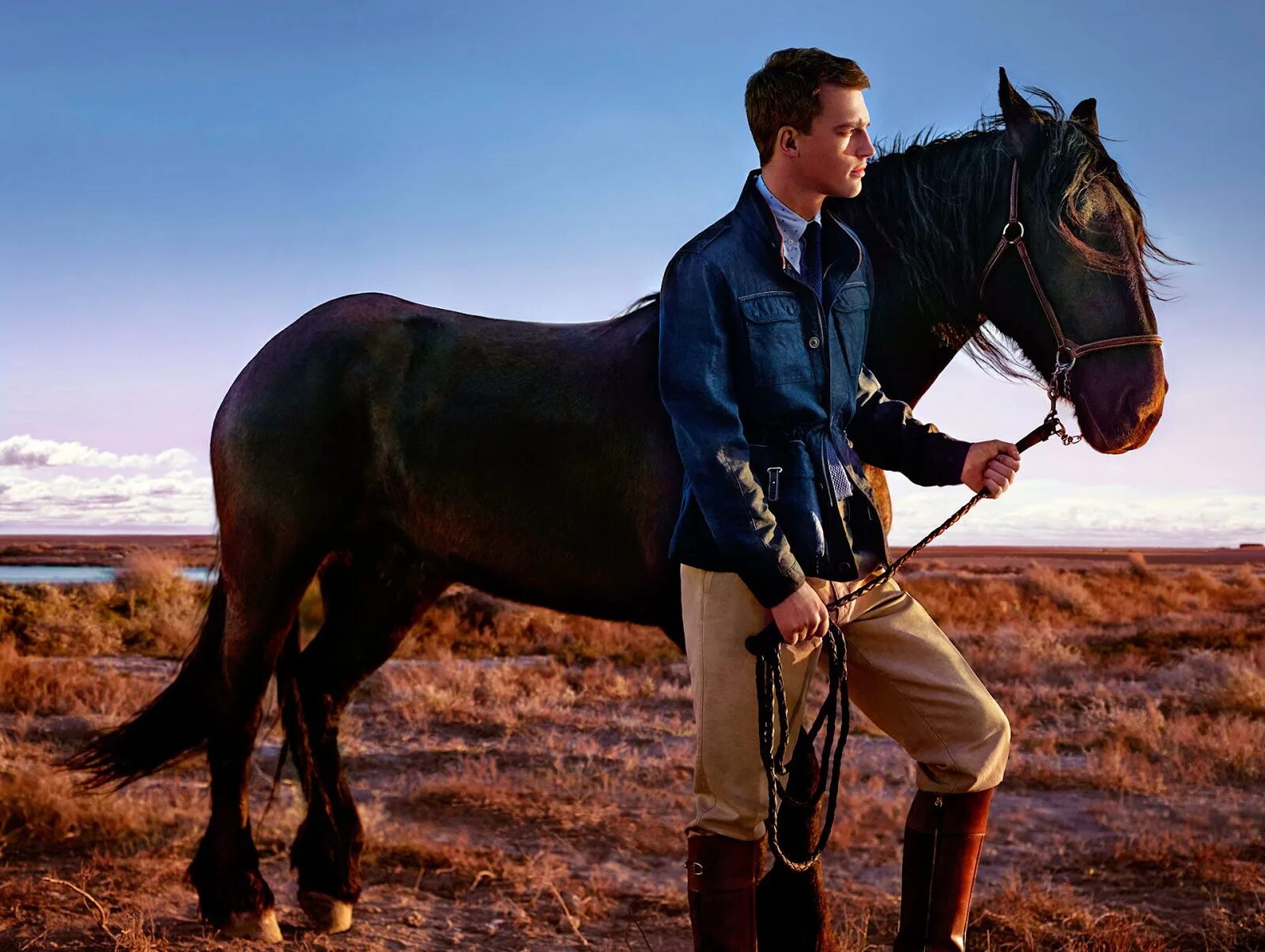 Мужчина лошадь в браке. Massimo Dutti Equestrian. Фотосессия с лошадьми. Мужчина на коне. Парень на лошади.