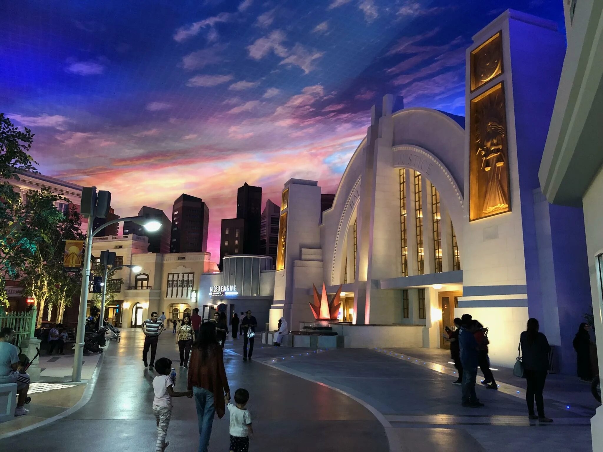 Парк аттракционов warner brothers. Парк бразерс. Парк wb madrid. Парк бразерс. Ворнер бразер парк дубай.