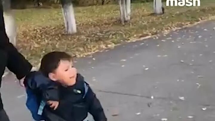 Видео как мальчик тащит своего отца. Мама тащит ребенка в школу. ребенка тащат в школу. родители тащат ребенка в школу. ребенка тащат в школу фото.
