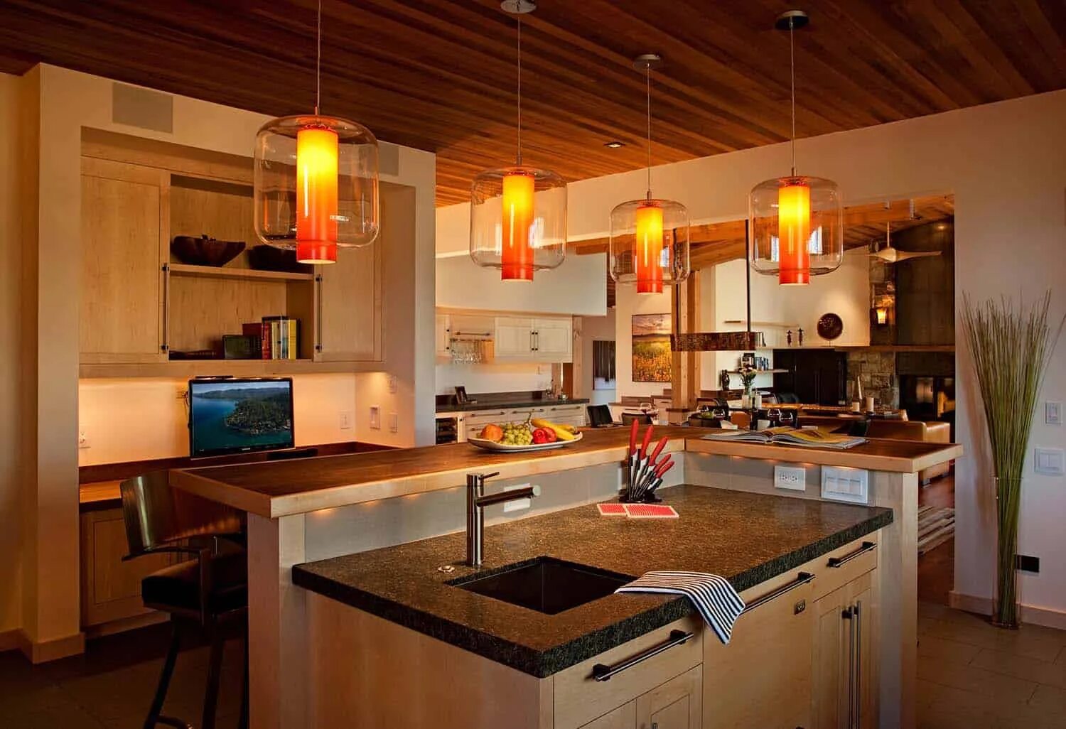 Кухня теплый свет. Освещение на кухне. Светильники на кухню. Светильники над кухней. Светильники на кухне в интерьере.