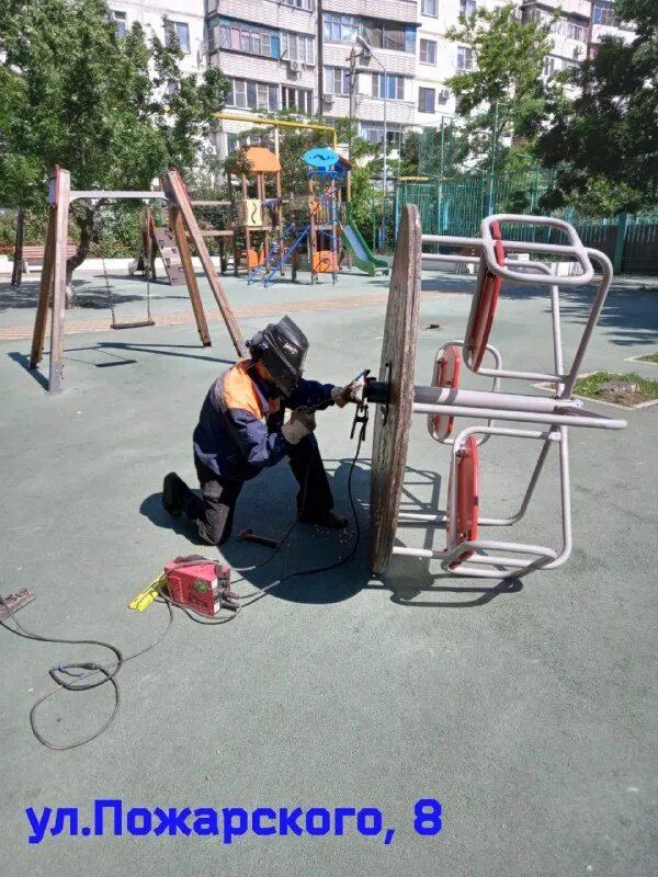 Упавший ребенок с высоты. Девушка упавшая с эскалатора в тц. Взор упал. Взор упал. Эскалатор в торговом центре.