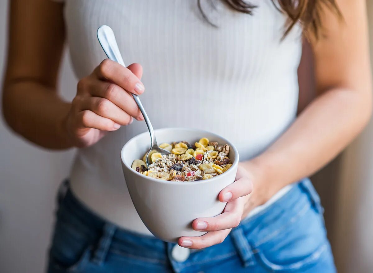Питание низкий уровень. Человек ест сухой завтрак. Healthy Breakfast Bowl. Bowl of Cereal. Desayunando.