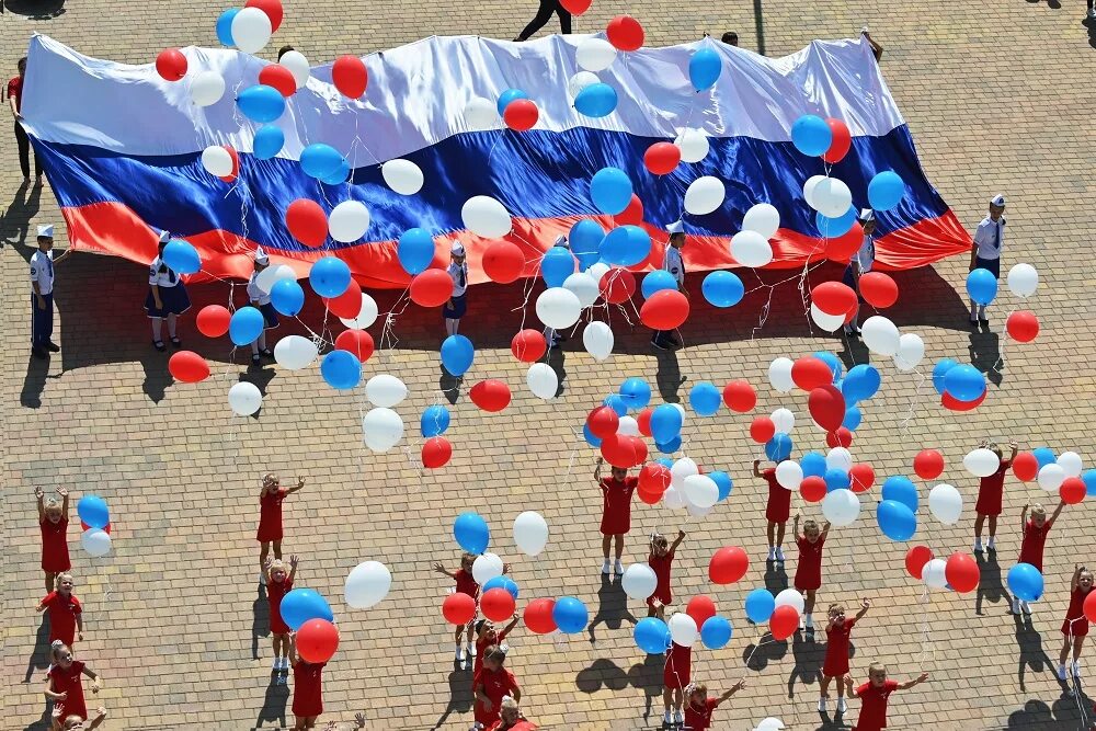 Фотосессия на день России. Атрибуты ко Дню России. Идея на праздник на день России. Украшение ко Дню России. Почему сегодня день россии