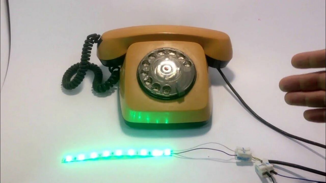 Домашний телефон старинный. Ericsson телефон стационарный 1983. Черный дисковый телефон. Трубка дискового телефона спереди. Красный телефон.