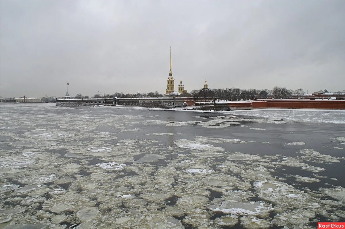 Ледоход на неве. Петропавловская крепость ледоход. Ледоход Петропавловская крепость весной.