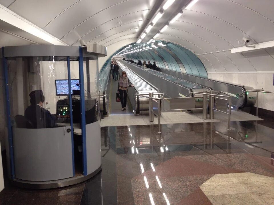 Спортивная-2 метро. Станция метро спортивная траволатор. Спортивная переход на васильевский остров. Станции метро под невой. Станция метро спортивная траволатор.