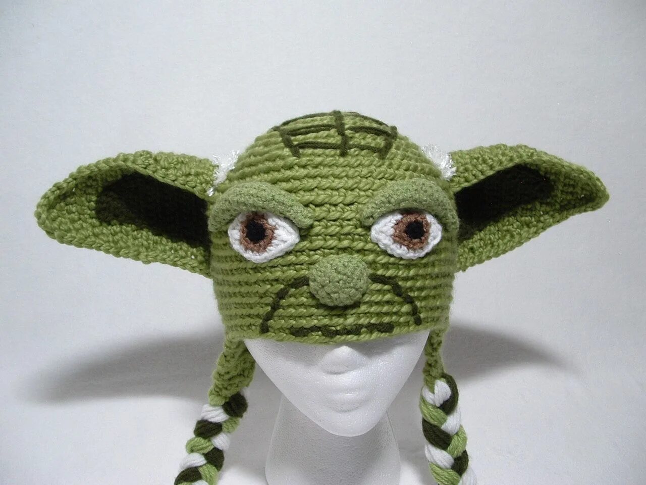 Йода связать. Шапка Yoda. Вязаный йода. Вязаная шапка мастер йода. Шапка йода крючком.