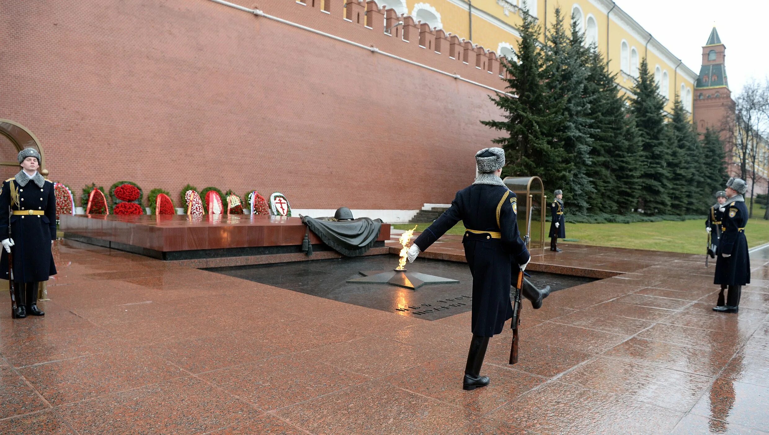 Что находится в могиле неизвестного солдата. Могила неизвестного солдата в александровском саду в москве. могила неизвестного солдата у кремлевской стены в москве. мемориал неизвестного солдата у кремлевской стены в москве. мемориальный архитектурный ансамбль могила неизвестного солдата.