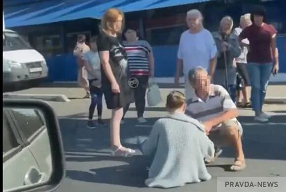 В Пензе сбили пешехода на пешеходном переходе. Остановка женщина. Бабушка на пешеходном переходе. Сбили пешехода Пенза сегодня на пешеходном переходе. Пенза 23 сентября