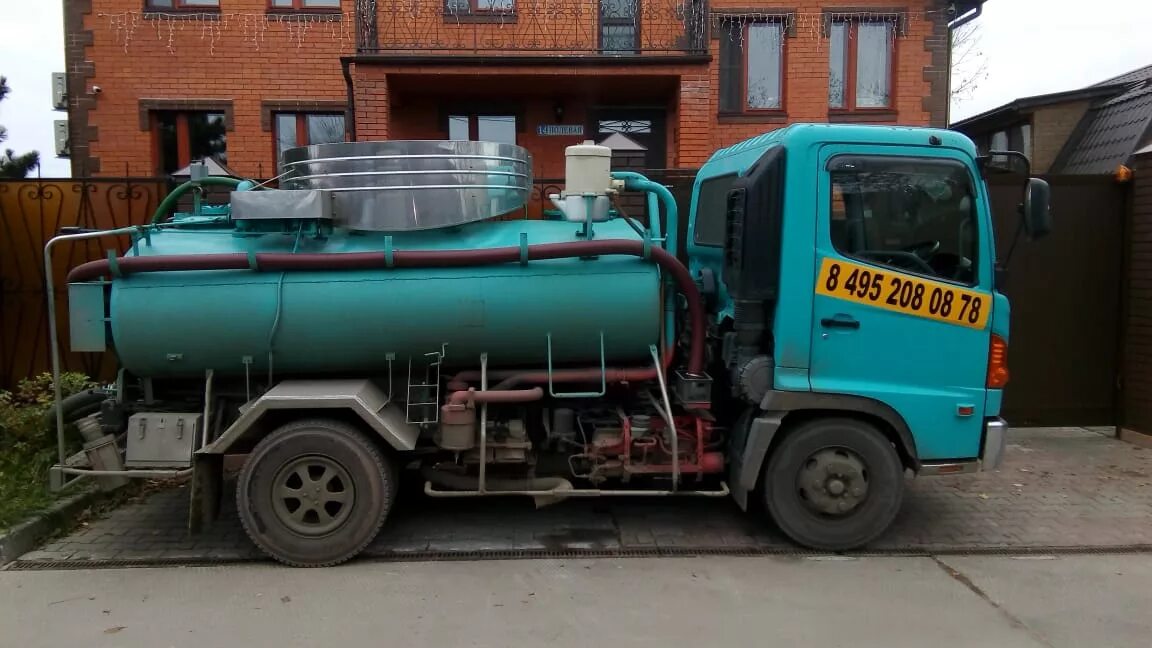 Откачка пушкино. Откачка септиков. Камаз 53605 ассенизатор. Илосос. Откачка септика таруса.