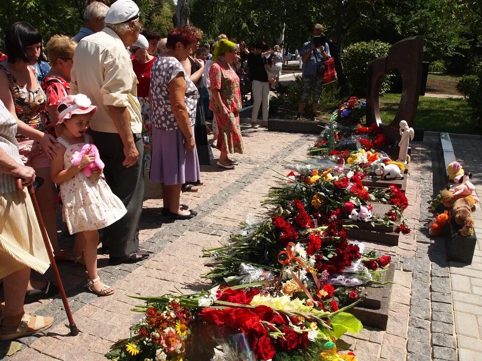 Сколько погибло мирных жителей в белгородской области. 27 Июля 2014 года трагедия в Горловке. Мемориалы в память о детях Горловка. Горловка погибшим детям.