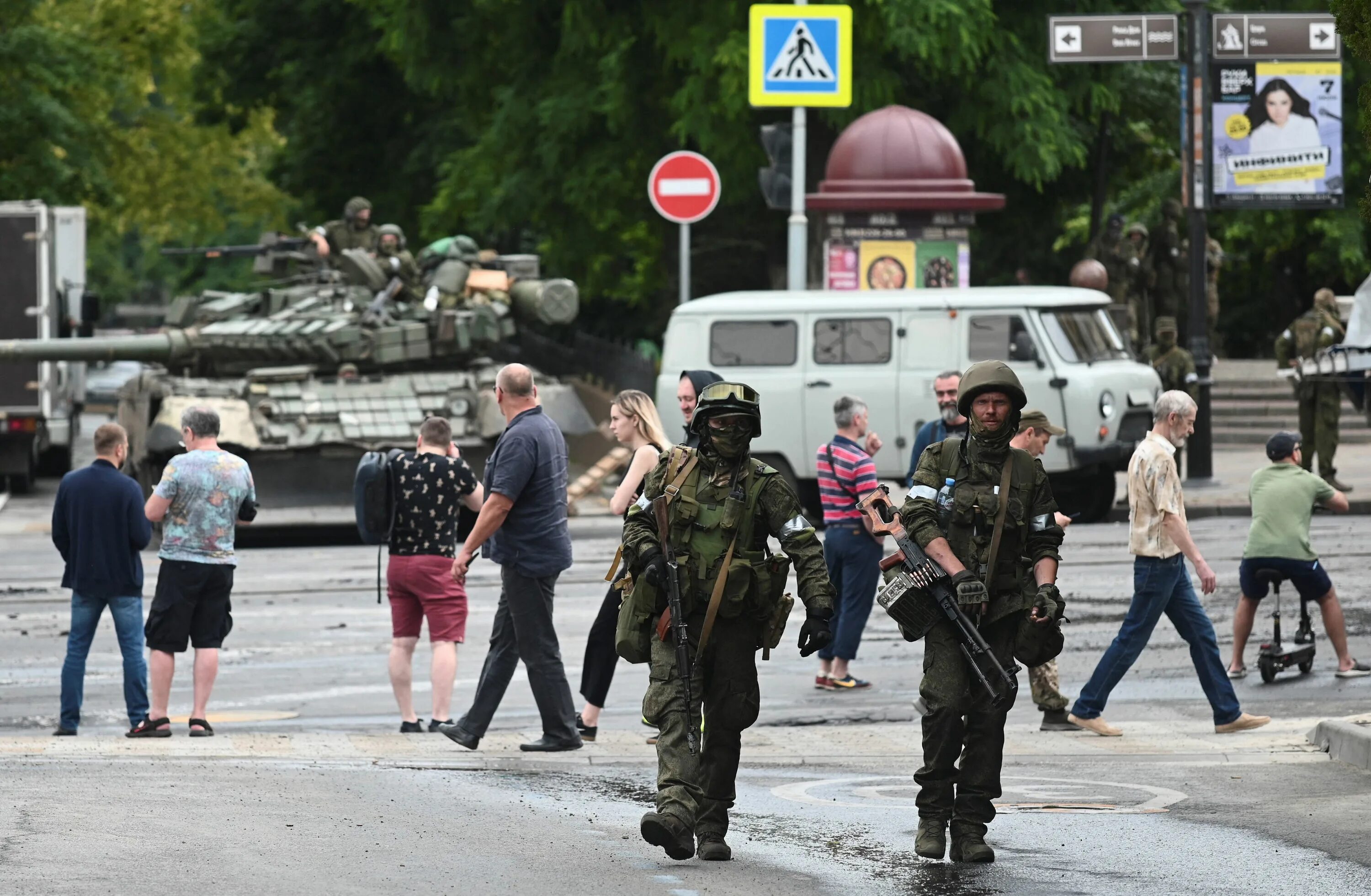 ЧВК Вагнер армия. ЧВК Вагнер в Ростове на Дону. Боец ЧВК Вагнер. ЧВК Вагнер в Ростове фото. Переворот военного конфликта